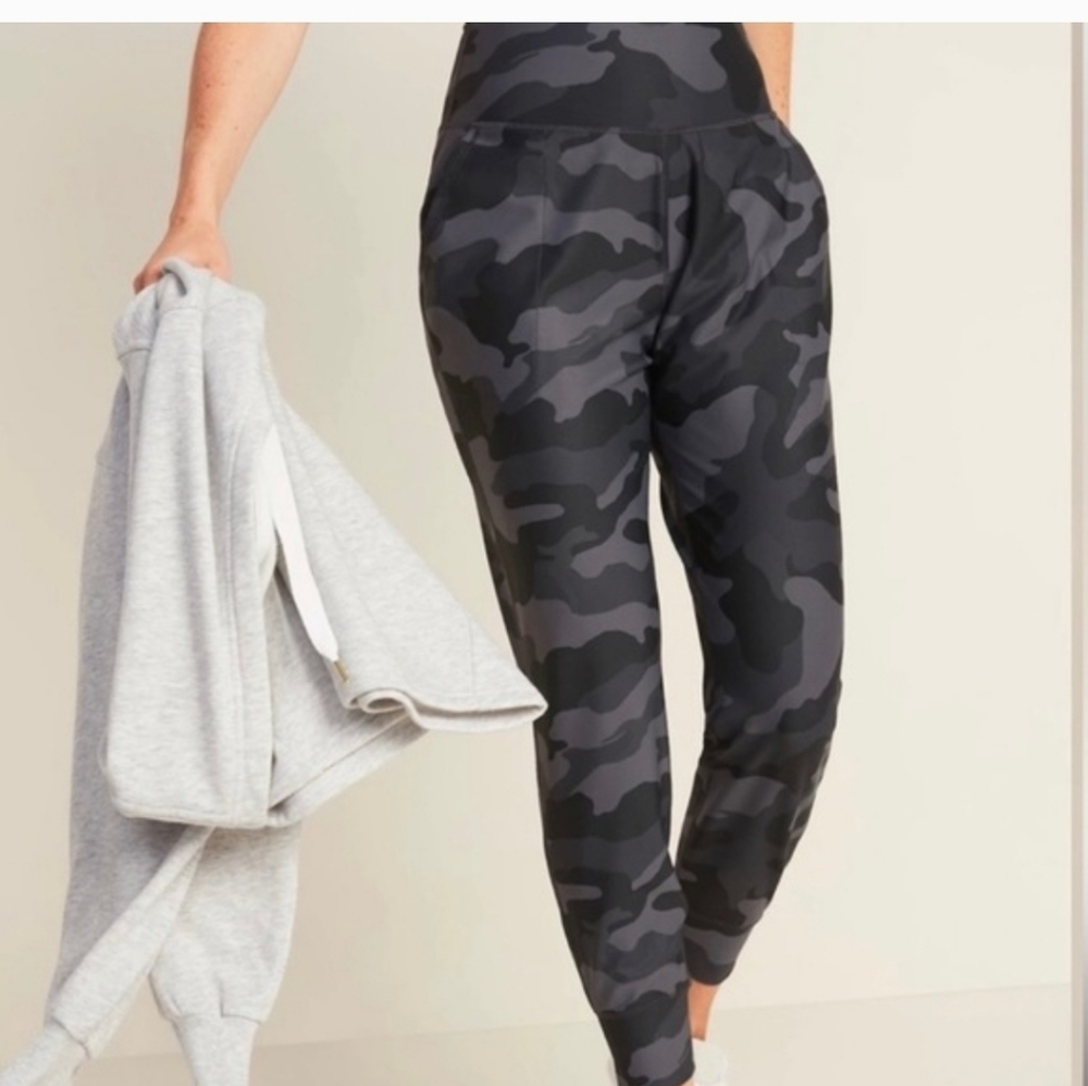 Old Navy Active Black Camo High Rise Joggers S